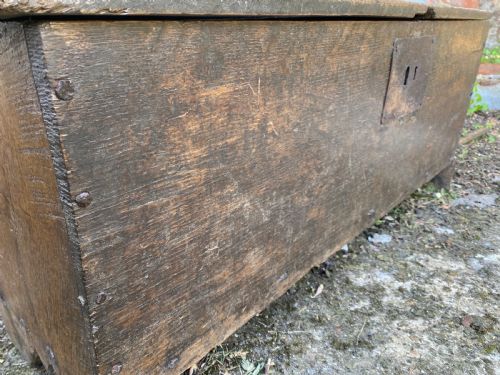 EARLY OAK BOARDED COFFER - ADDITIONAL PHOTO 4