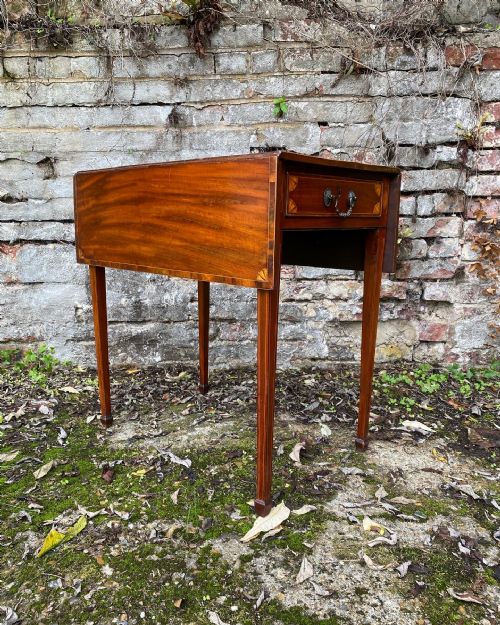 georgian pembroke table - CATEGORY: ANTIQUE TABLES - DATED GEORGIAN