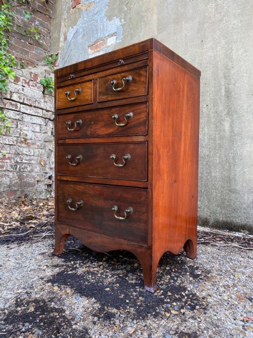 antique mahogany bachelors chest of drawers - CATEGORY: ANTIQUE CHEST OF DRAWERS - DATED 19TH CENTURY