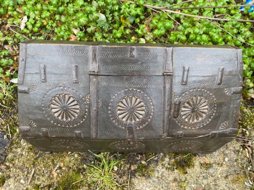ANTIQUE INDIAN CHEST - ADDITIONAL PHOTO 5