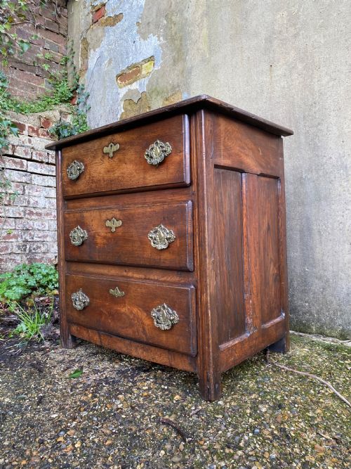antique chest of drawers - CATEGORY: ANTIQUE CHEST OF DRAWERS - DATED 18TH CENTURY