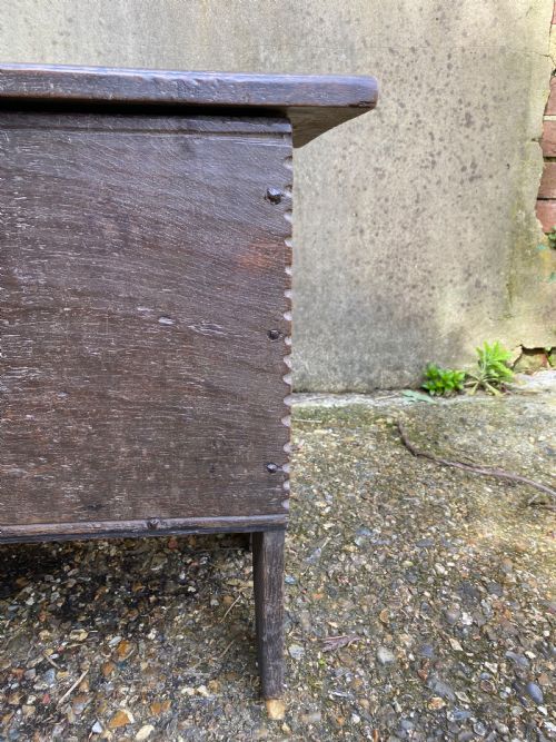 AN EARLY OAK PLANK COFFER - ADDITIONAL PHOTO 9