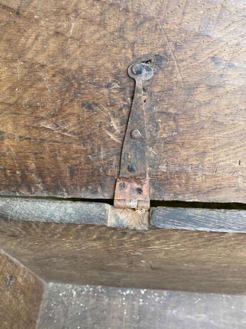 AN EARLY OAK PLANK COFFER - ADDITIONAL PHOTO 14
