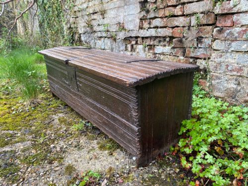 VERY EARLY OAK PLANK COFFER - ADDITIONAL PHOTO 7
