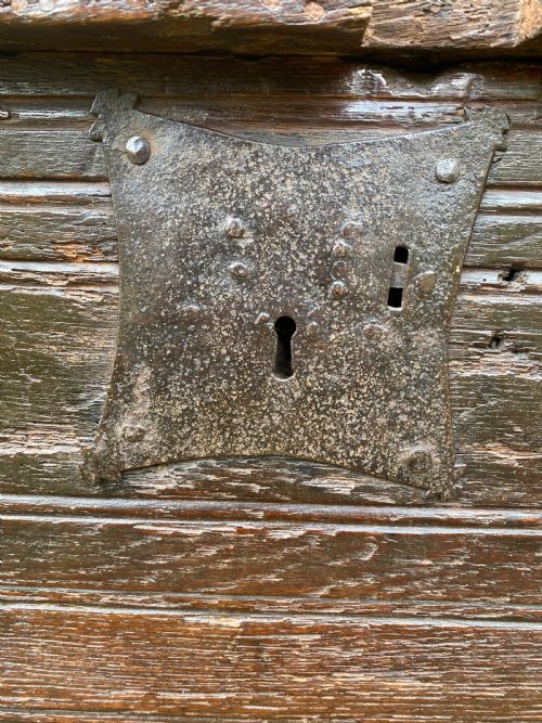VERY EARLY OAK PLANK COFFER - ADDITIONAL PHOTO 16