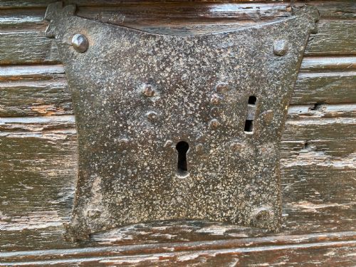 VERY EARLY OAK PLANK COFFER - ADDITIONAL PHOTO 17
