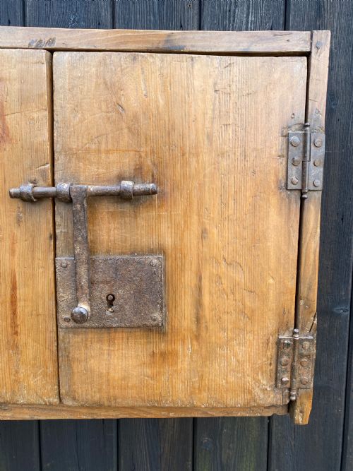 EARLY PINE WALL CUPBOARD - ADDITIONAL PHOTO 8