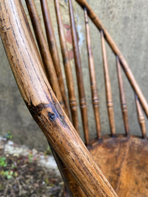 A PRIMITIVE WINDSOR CHAIR - ADDITIONAL PHOTO 8