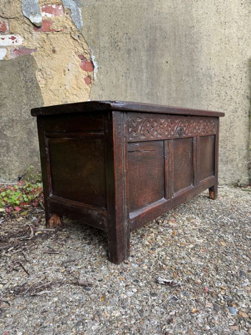 A SMALL EARLY OAK COFFER - ADDITIONAL PHOTO 3