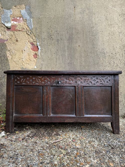 A SMALL EARLY OAK COFFER - ADDITIONAL PHOTO 4