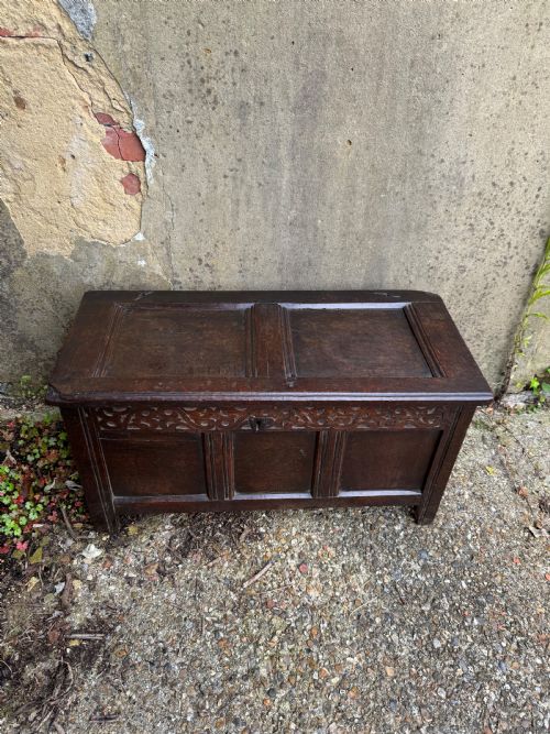 A SMALL EARLY OAK COFFER - ADDITIONAL PHOTO 6