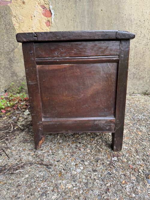 A SMALL EARLY OAK COFFER - ADDITIONAL PHOTO 8