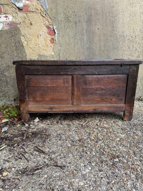 A SMALL EARLY OAK COFFER - ADDITIONAL PHOTO 9