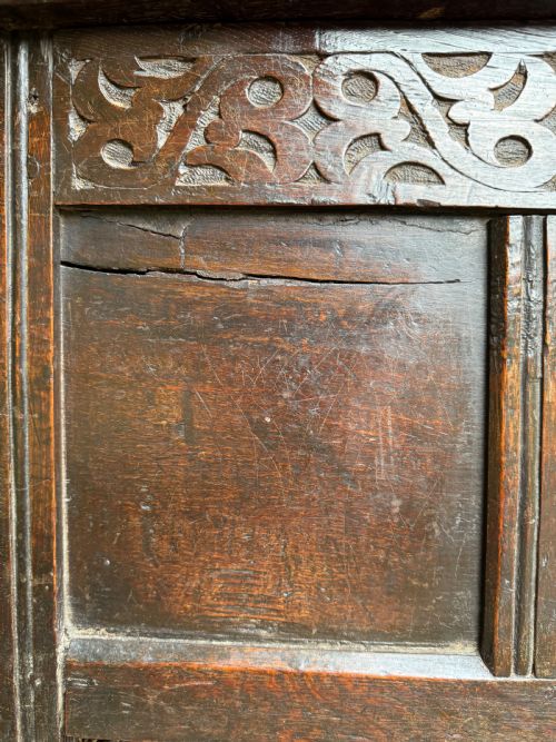 A SMALL EARLY OAK COFFER - ADDITIONAL PHOTO 12