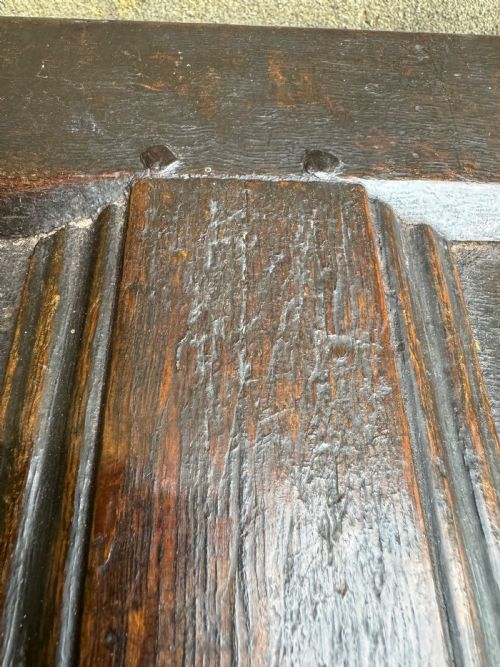 A SMALL EARLY OAK COFFER - ADDITIONAL PHOTO 15