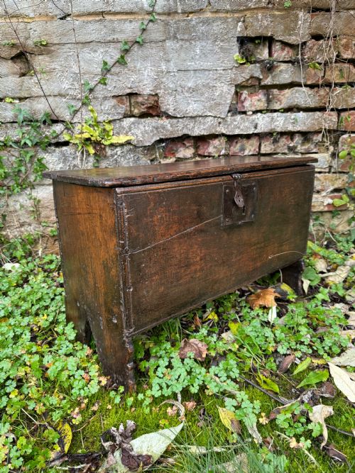 EARLY OAK CHILDS COFFER - ADDITIONAL PHOTO 2
