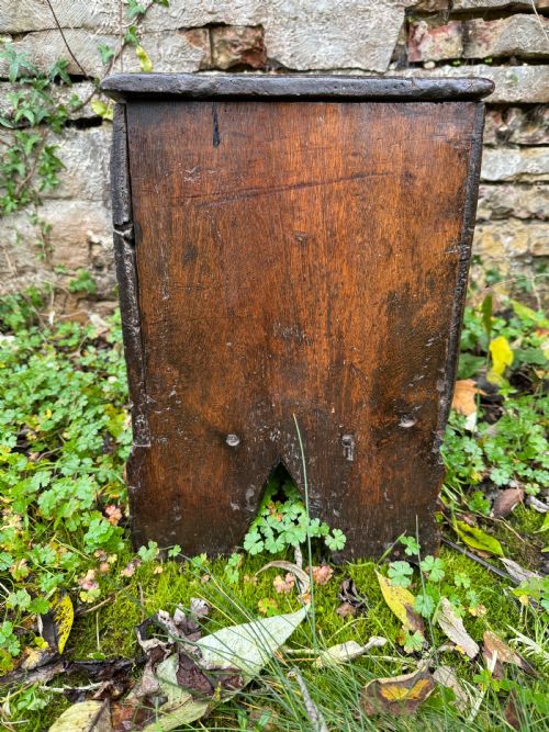 EARLY OAK CHILDS COFFER - ADDITIONAL PHOTO 16