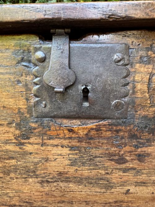 EARLY OAK PLANK COFFER - ADDITIONAL PHOTO 3