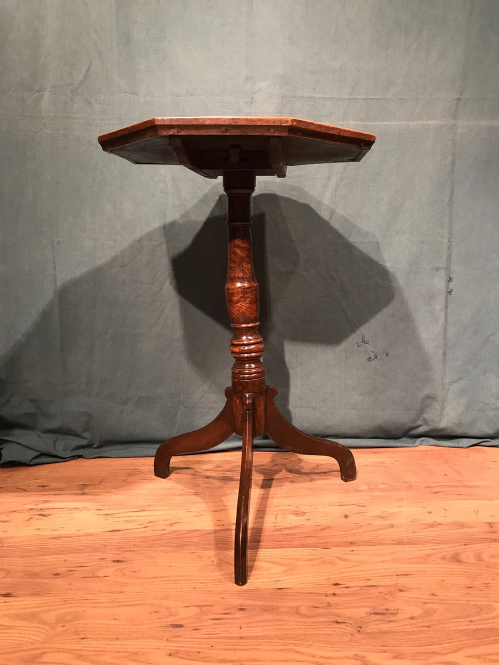 Oak side tilt top Table View II