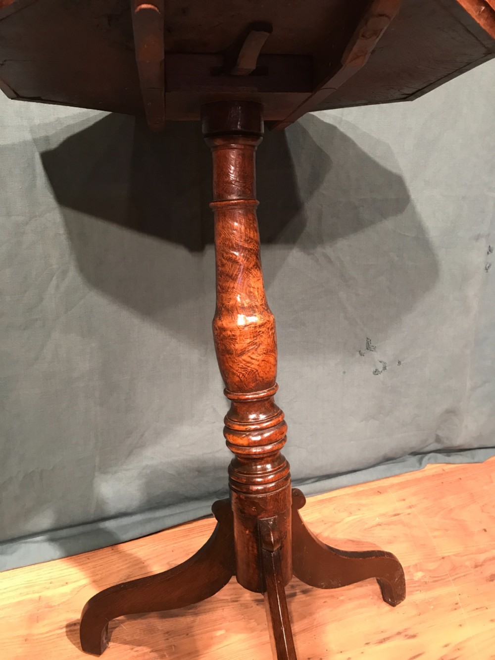 Oak side tilt top Table View V