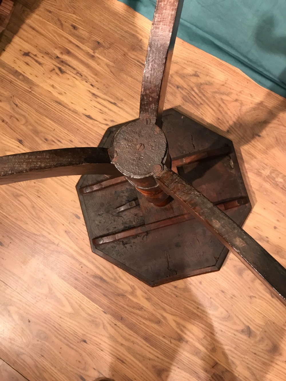 Oak side tilt top Table View VIII