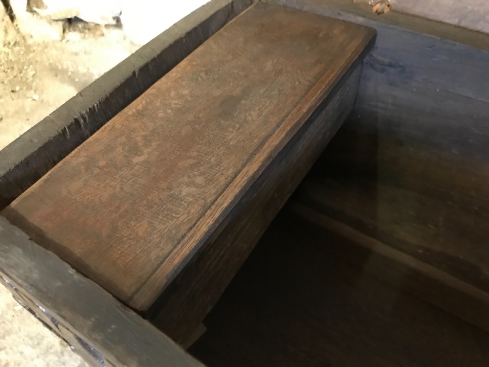 Early oak chest View VII