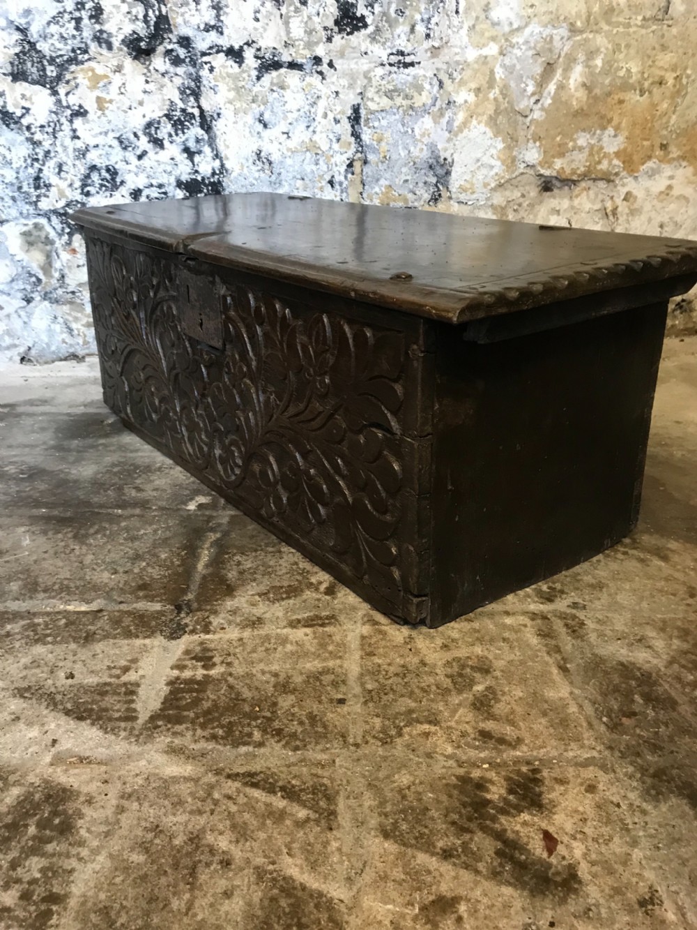 Early oak chest View XII