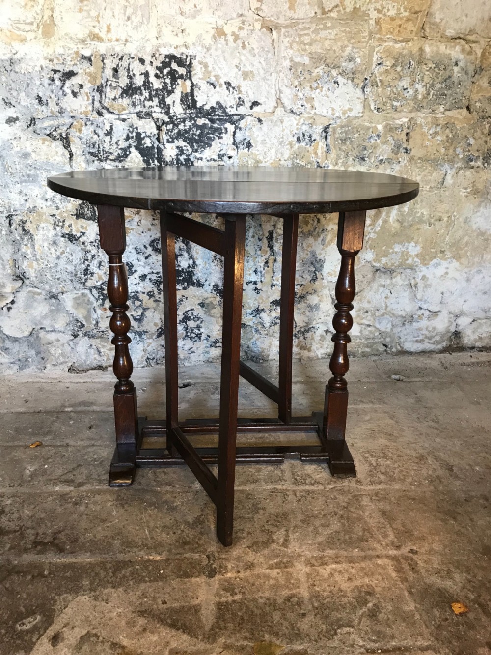 Oak gateleg side table View IV