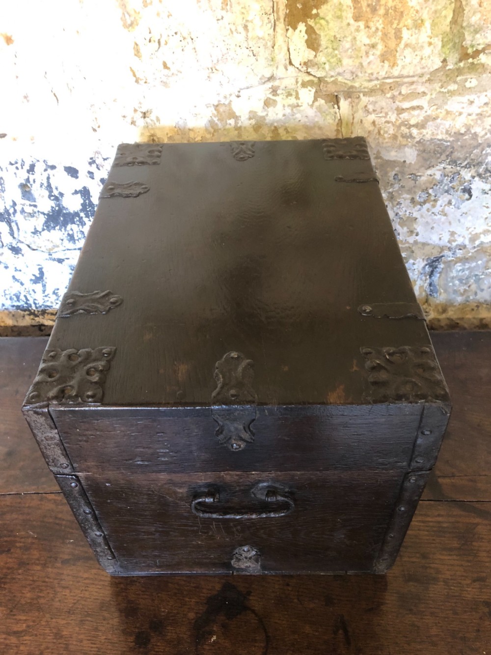 Early Oak small Chest View VI