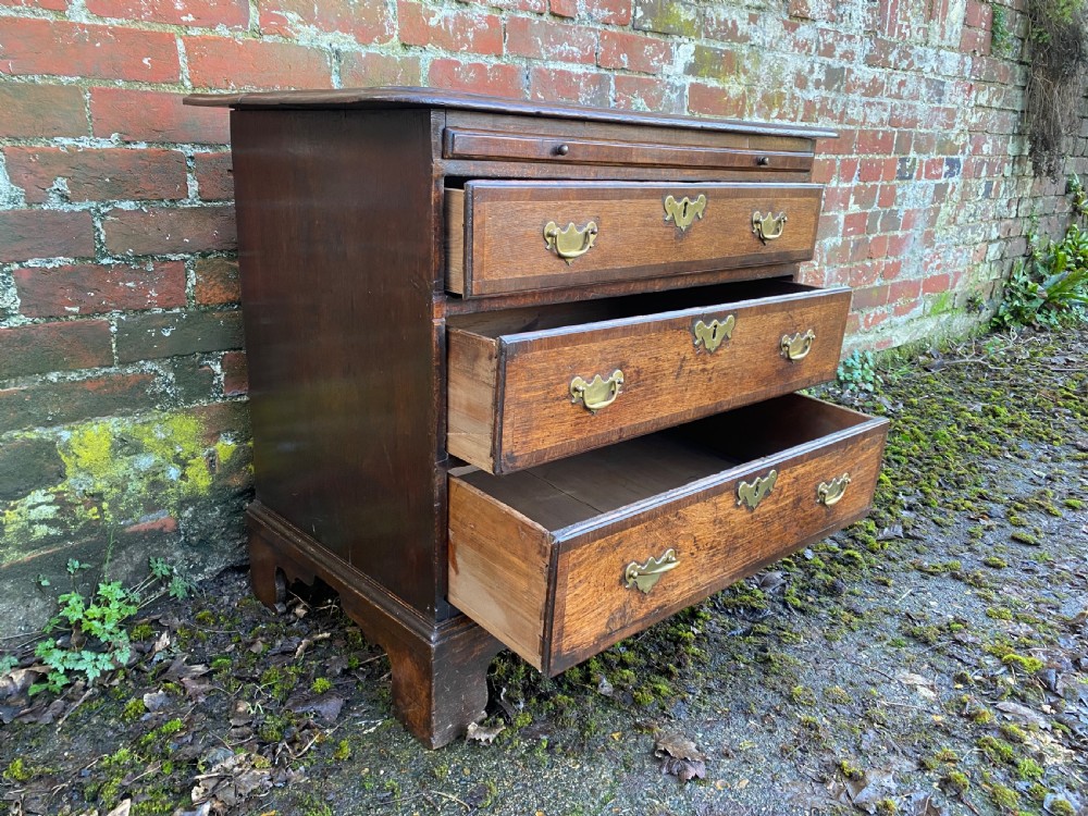 Small Bachelor’s Chest of Drawers  View VII