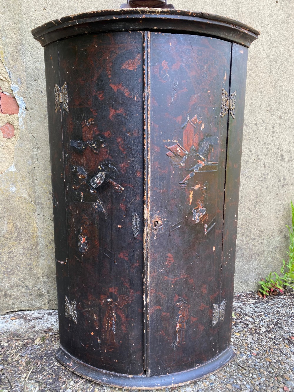 A dark lacquered Georgian corner cupboard featuring hand-painted Chinoiserie figures, architectural motifs, and brass butterfly hinges. View IV