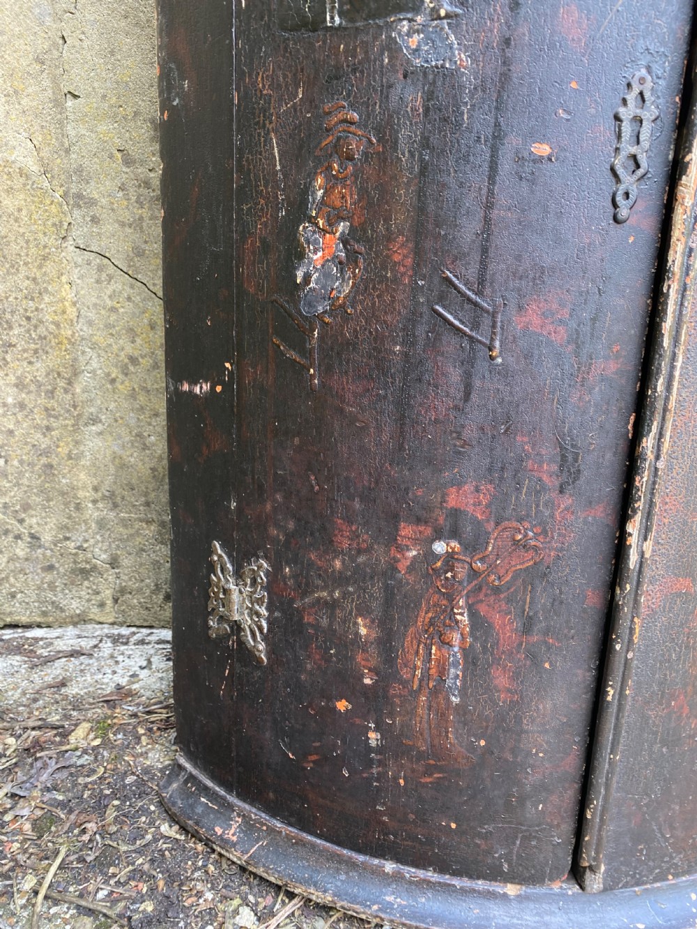 A dark lacquered Georgian corner cupboard featuring hand-painted Chinoiserie figures, architectural motifs, and brass butterfly hinges. View VII