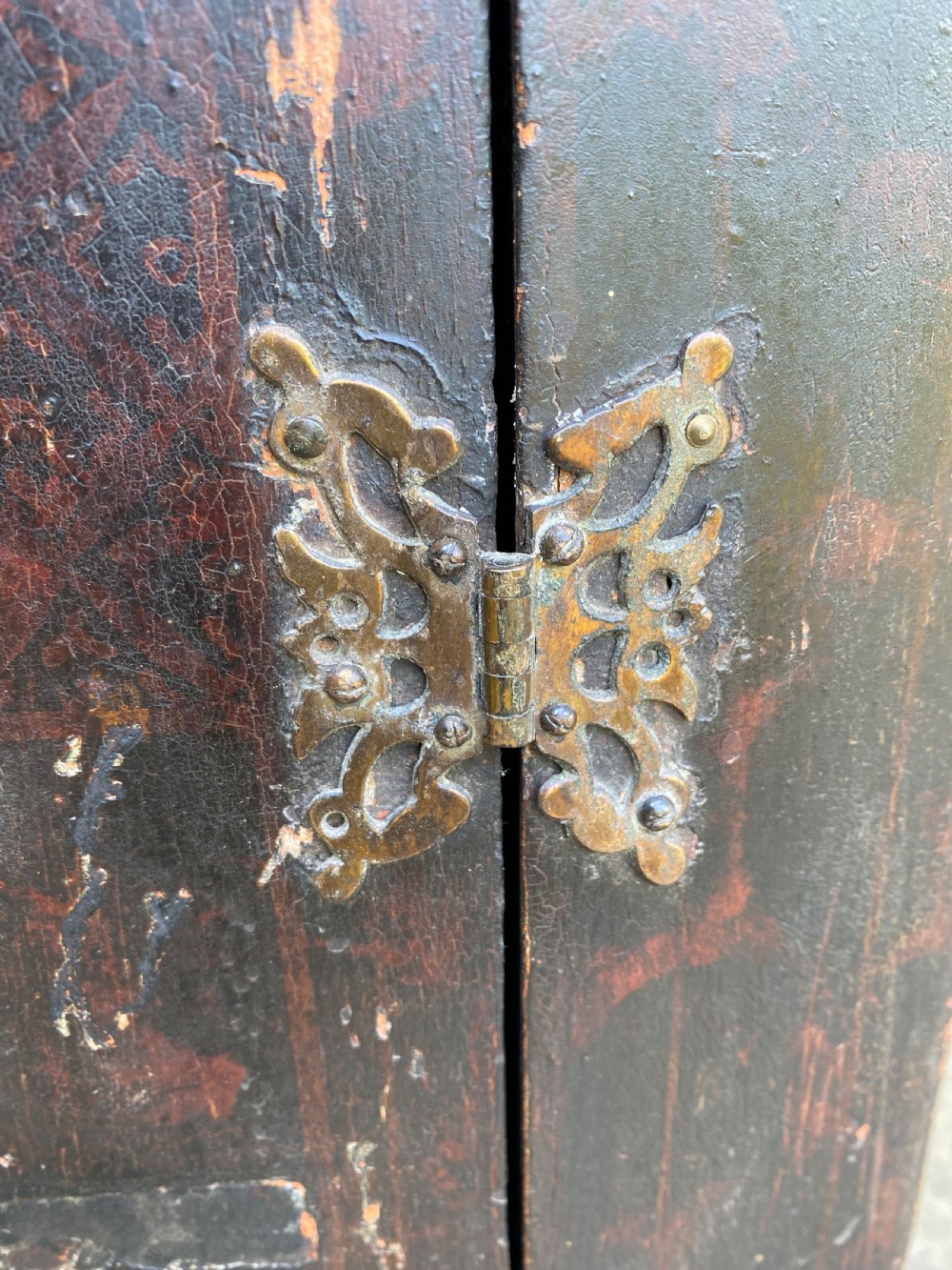 A dark lacquered Georgian corner cupboard featuring hand-painted Chinoiserie figures, architectural motifs, and brass butterfly hinges. View IX