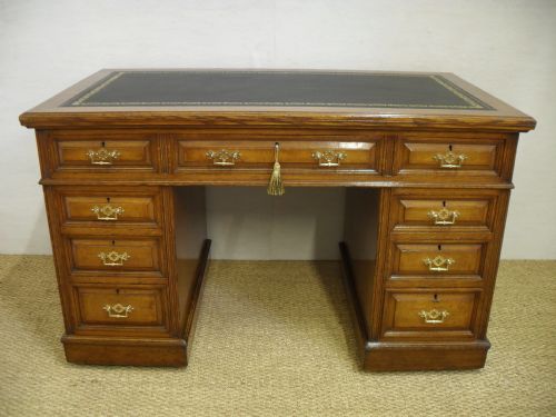 Victorian Oak Kneehole Desk