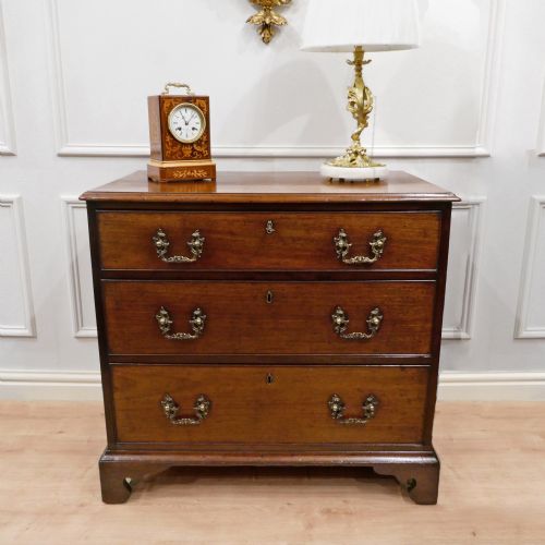GEORGIAN CHIPPENDALE PERIOD MAHOGANY CHEST OF DRAWERS