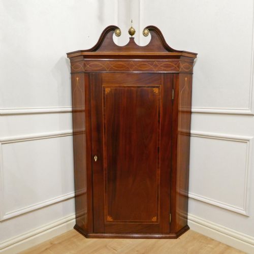 GEORGIAN MAHOGANY CORNER CUPBOARD
