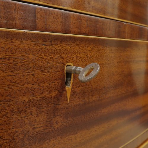 GEORGIAN MAHOGANY BOW FRONTED CHEST OF DRAWERS - ADDITIONAL PHOTO 3