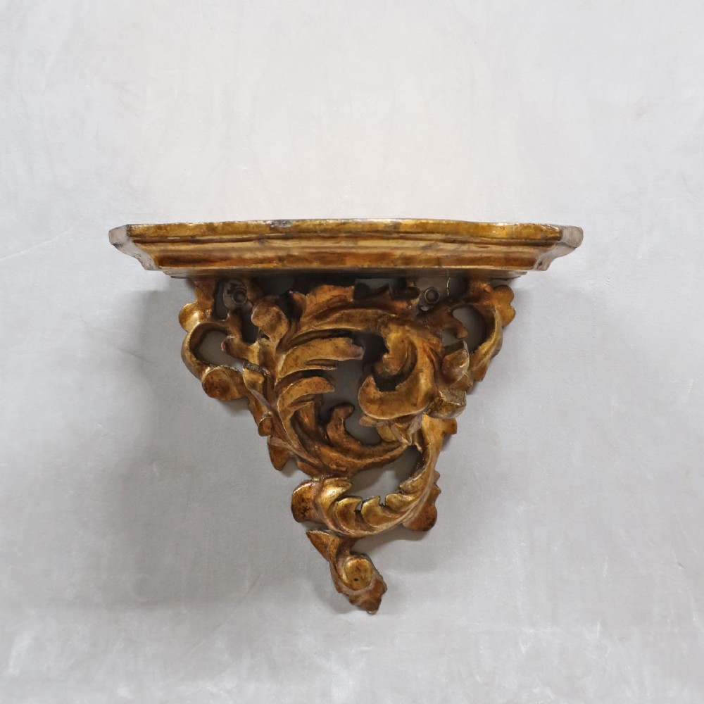 ITALIAN ROCOCO STYLE CARVED GILTWOOD WALL BRACKET