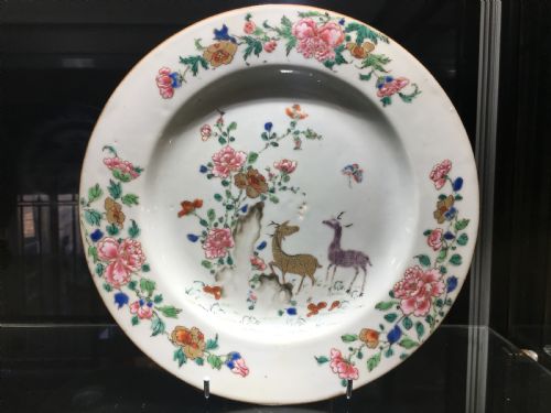 CHINESE PAIR OF QIANLONG FAMILLE ROSE DISHES DEERS PEONIES IN GARDEN C18TH - ADDITIONAL PHOTO 1