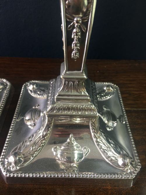 PAIR OF ADAM REVIVALIST SILVER PLATED CANDLESTICKS BY WALKER HALL SHEFFIELD EARLY C20TH - ADDITIONAL PHOTO 2