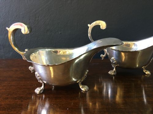WILLIAM NEALE LTD PAIR OF SILVER SAUCE BOATS WITH WITH SCROLL HANDLES ACANTHUSCLAW FEET BIRMINGHAM 1913 - ADDITIONAL PHOTO 1