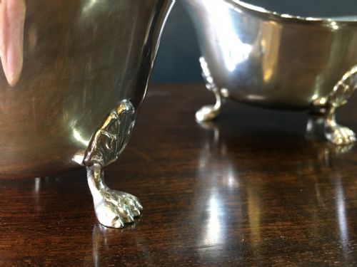 WILLIAM NEALE LTD PAIR OF SILVER SAUCE BOATS WITH WITH SCROLL HANDLES ACANTHUSCLAW FEET BIRMINGHAM 1913 - ADDITIONAL PHOTO 4