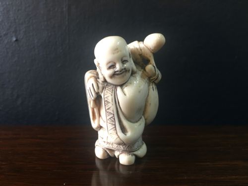 SIGNED MEIJI PERIOD IVORY NETSUKE OF MOTEI WITH SACK DOUBLE GOURD ON BACK LATE C19TH - ADDITIONAL PHOTO 1