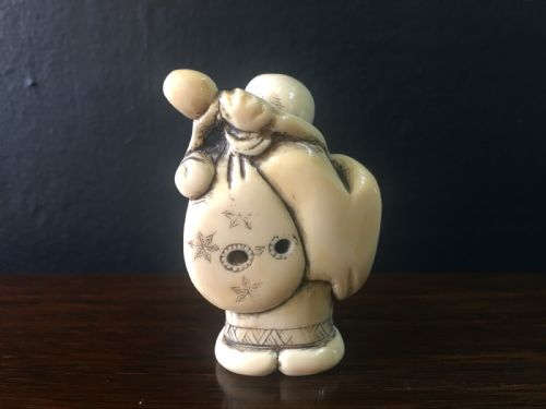 SIGNED MEIJI PERIOD IVORY NETSUKE OF MOTEI WITH SACK DOUBLE GOURD ON BACK LATE C19TH - ADDITIONAL PHOTO 2