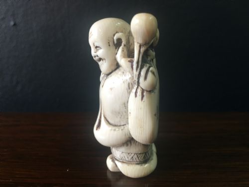 SIGNED MEIJI PERIOD IVORY NETSUKE OF MOTEI WITH SACK DOUBLE GOURD ON BACK LATE C19TH - ADDITIONAL PHOTO 3