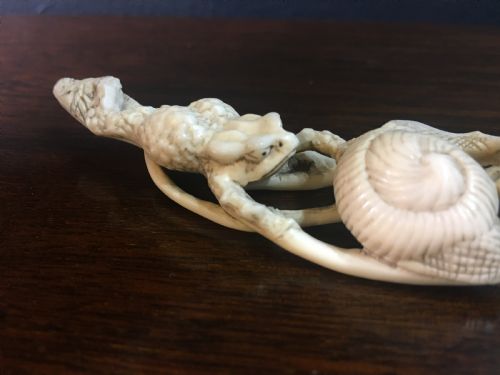 MEIJI PERIOD IVORY NETSUKE OF TOAD PUSHING A SNAIL ON LOTUS LEAF C19TH - ADDITIONAL PHOTO 4