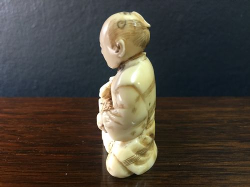 MEIJI PERIOD IVORY OKIMONO MAN WITH TREE STUMP C19TH - ADDITIONAL PHOTO 1
