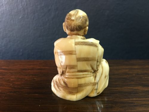 MEIJI PERIOD IVORY OKIMONO MAN WITH TREE STUMP C19TH - ADDITIONAL PHOTO 2
