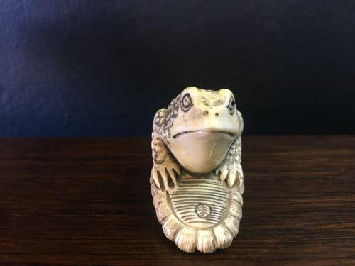 SIGNED MEIJI PERIOD IVORY NETSUKE OF A TOAD ON SANDAL C19TH - ADDITIONAL PHOTO 1