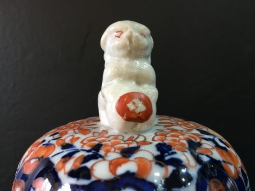 MEIJI PERIOD IMARI FLUTED JAR AND SHISHI FINIAL LID C19TH - ADDITIONAL PHOTO 1